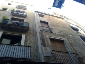 Imprempta Cormellas - Carrer del Call 14-16 - Barcelona - Façana de l'edifici on hi havia el taller on es va imprimir la segona part de El Quijote ara fa 400 anys