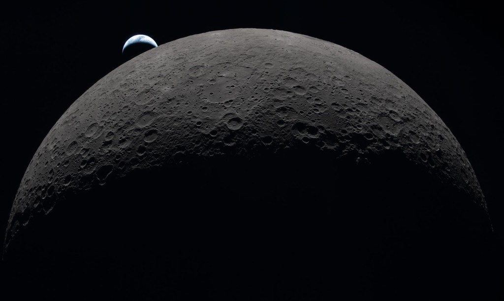 Posta de Terra a les 18.41
La conca de la mar Oriental és situada al límit de la superfície visible de la Lluna. La part fosca de la Terra es troba en plena nit. A la cara diürna del planeta es poden veure núvols en espiral sobre la regió d’Austràlia i Oceania. Fotografia: NASA.